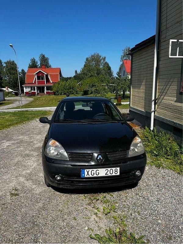 Svart Begagnad 2006 Renault Clio R.S. Authentique Halvkombi | 25 000 kr (Dyr) - Bild 1/4