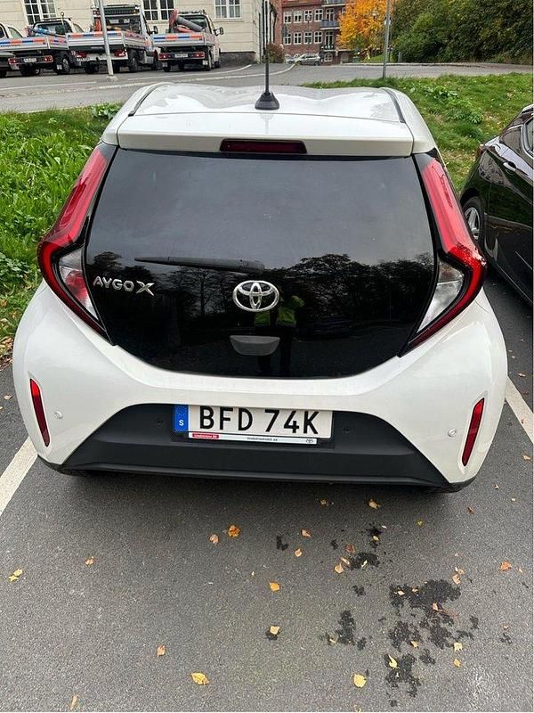 Vit Begagnad 2022 Toyota Aygo Play Halvkombi | 175 000 kr (Marknadspris) - Bild 1/2
