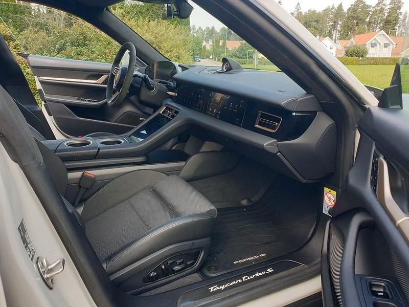 Begagnad Porsche Taycan Turbo S Sport 559 kW (761 HK) 2021 Crayon | svart inredning Sedan