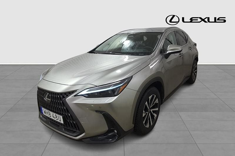 Ljusgrå Begagnad 2024 Lexus NX450h+ Business Edition SUV | 589 900 kr (Bra pris) - Bild 1/4
