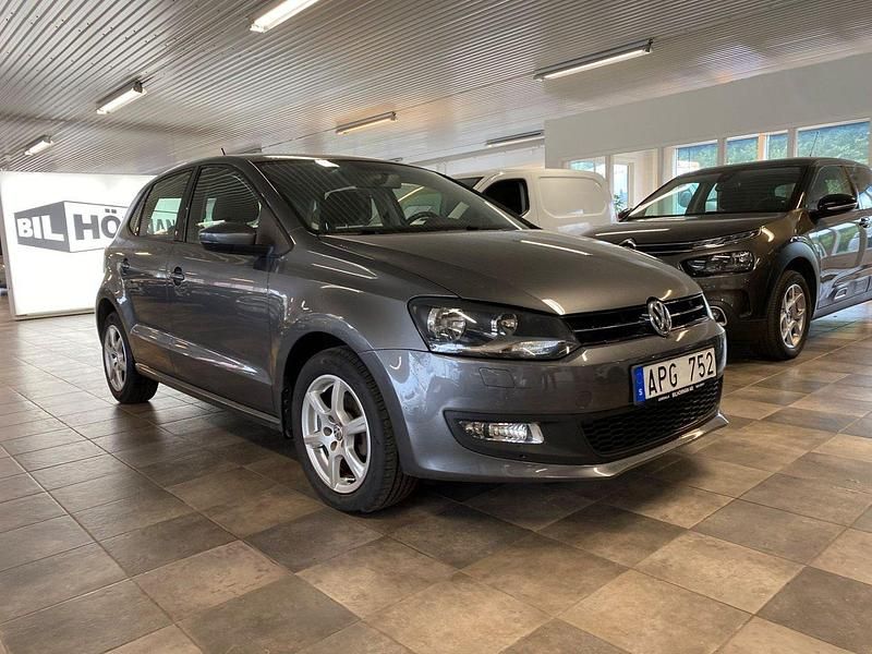 Mörkgrå Begagnad 2013 VW Polo Halvkombi | 109 000 kr (Marknadspris) - Bild 1/4