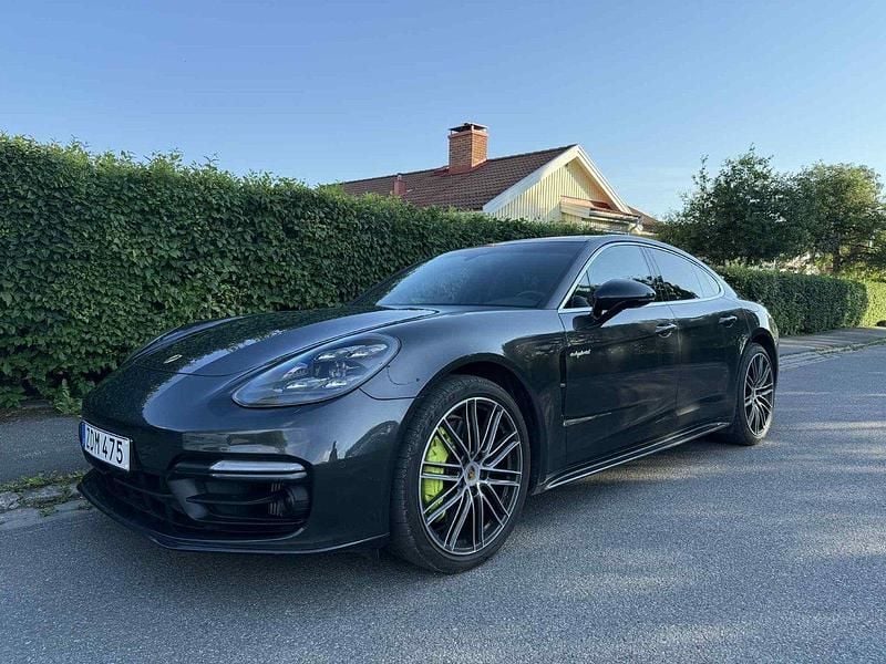 Grå Begagnad 2018 Porsche Panamera 4 Sedan | 675 000 kr (Marknadspris) - Bild 1/4