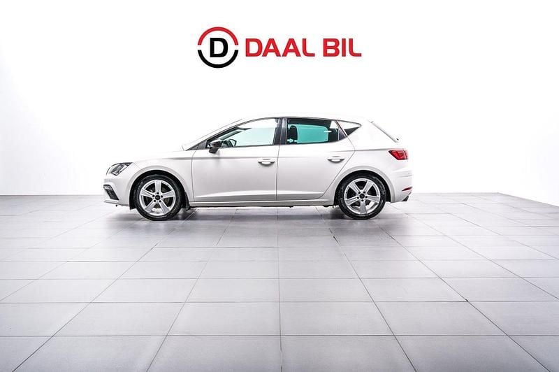 Vit Begagnad 2017 Seat Leon FR Halvkombi | 159 700 kr (Marknadspris) - Bild 1/4