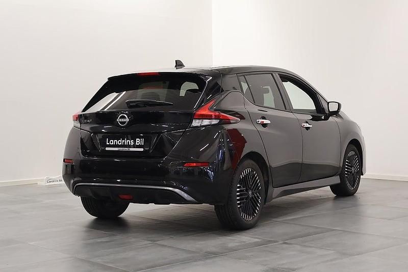Begagnad Nissan Leaf N-Connecta 110 kW (150 HK) 2023 Svart Halvkombi