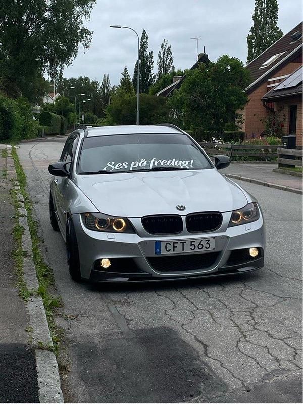 Grå Begagnad 2011 BMW 320 M Sport Kombi | 75 000 kr (Marknadspris) - Bild 1/4