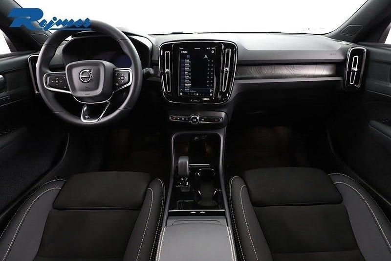 Begagnad Volvo EX40 Plus 188 kW (256 HK) 2024 Sand dune metallic SUV