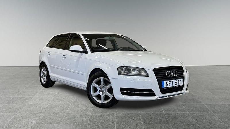 Vit Begagnad 2013 Audi A3 Sportback Attraction Halvkombi | 119 900 kr (Marknadspris) - Bild 1/4