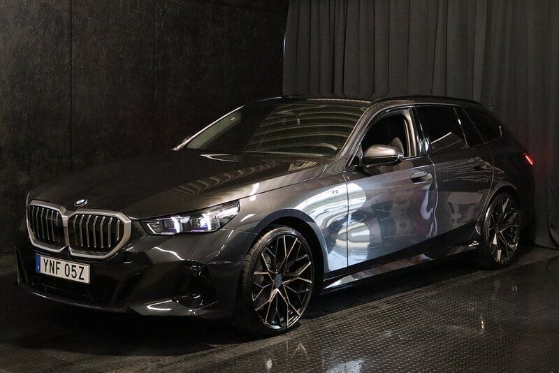 Grå Begagnad 2024 BMW 520 M Sport Kombi | 699 500 kr - Bild 1/4