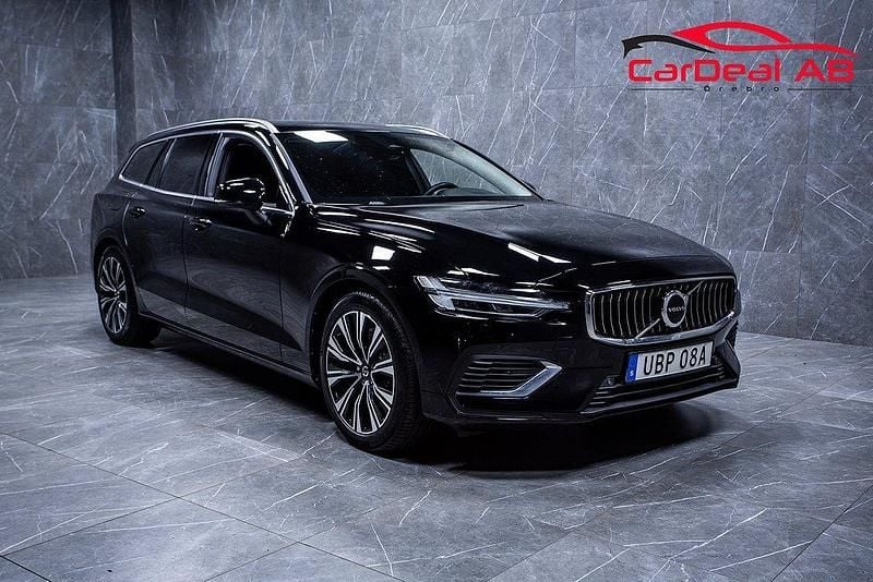 Svart Begagnad 2022 Volvo V60 Core Kombi | 318 800 kr (Marknadspris) - Bild 1/4