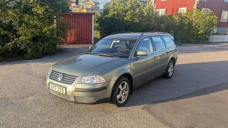 Grön Begagnad 2002 VW Passat Comfortline Kombi | 19 000 kr (Bra pris) - Bild 1/4