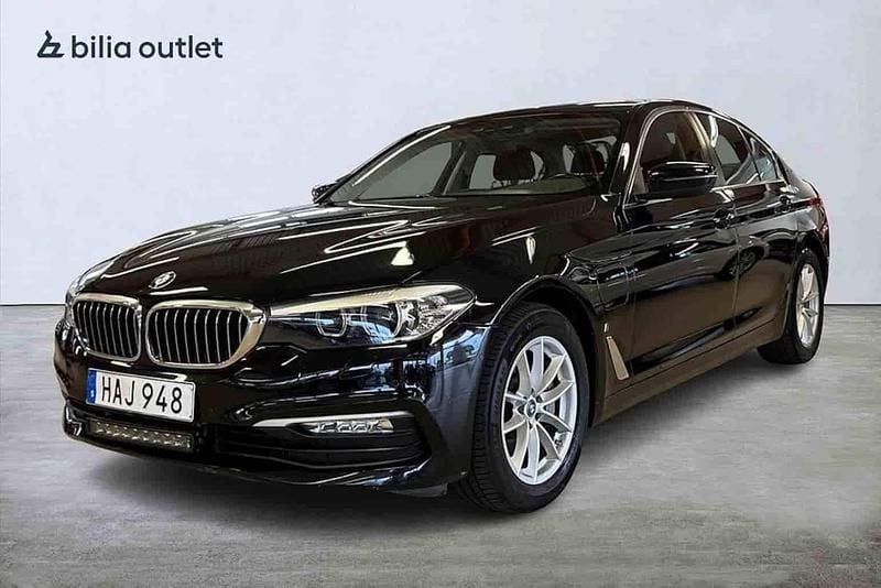 Svart Begagnad 2018 BMW 530e iPerformance Sedan | 224 900 kr (Marknadspris) - Bild 1/1