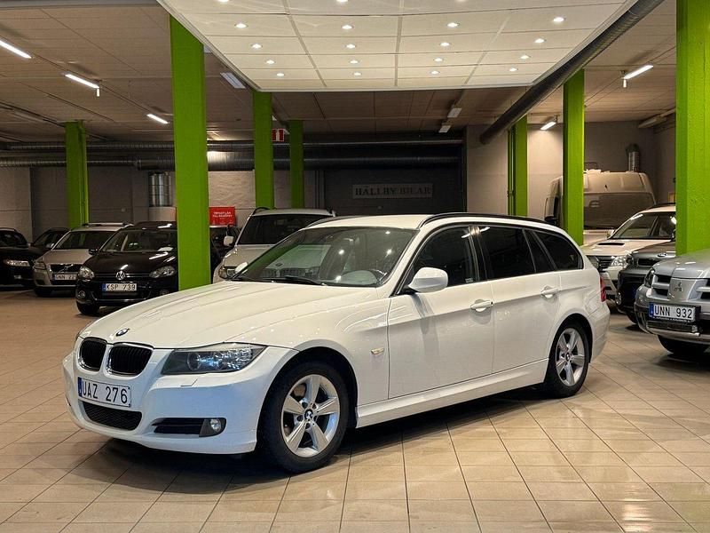 Vit Begagnad 2012 BMW 320 Kombi | 79 900 kr (Bra pris) - Bild 1/4