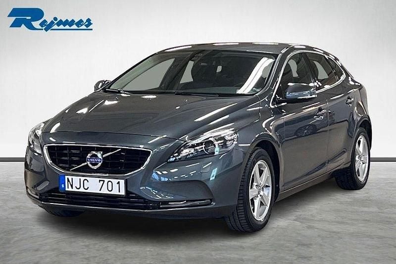Grå (titanium grå metallic) Begagnad 2013 Volvo V40 Momentum Kombi | 169 800 kr (Marknadspris) - Bild 1/4