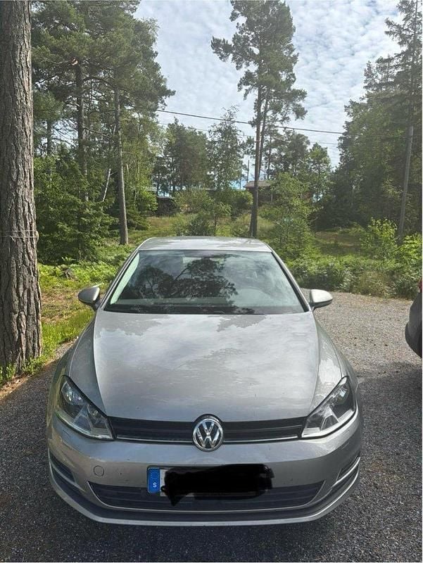Silver Begagnad 2017 VW Golf VII Halvkombi | 118 000 kr (Bra pris) - Bild 1/4