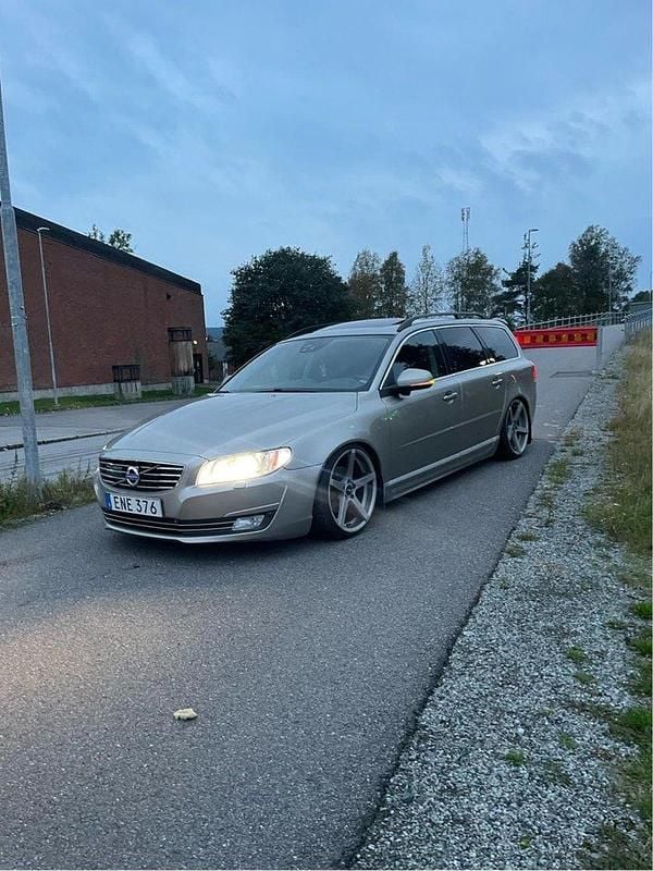 Brun Begagnad 2015 Volvo V70 Momentum Kombi | 90 000 kr (Bra pris) - Bild 1/4