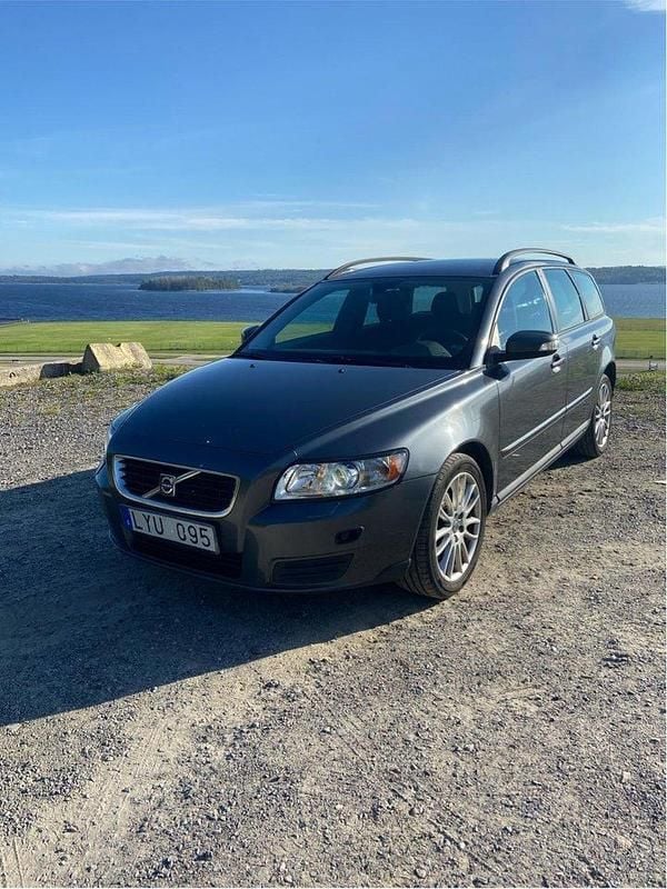 Grå Begagnad 2008 Volvo V50 Kombi | 27 000 kr (Superpris) - Bild 1/4