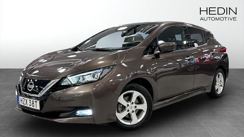 Brun Begagnad 2022 Nissan Leaf 360º Halvkombi | 184 900 kr (Marknadspris) - Bild 1/4