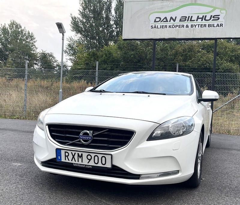 Begagnad Volvo V40 Kinetic 120 HK (88 kW) 2015 Vit Kombi
