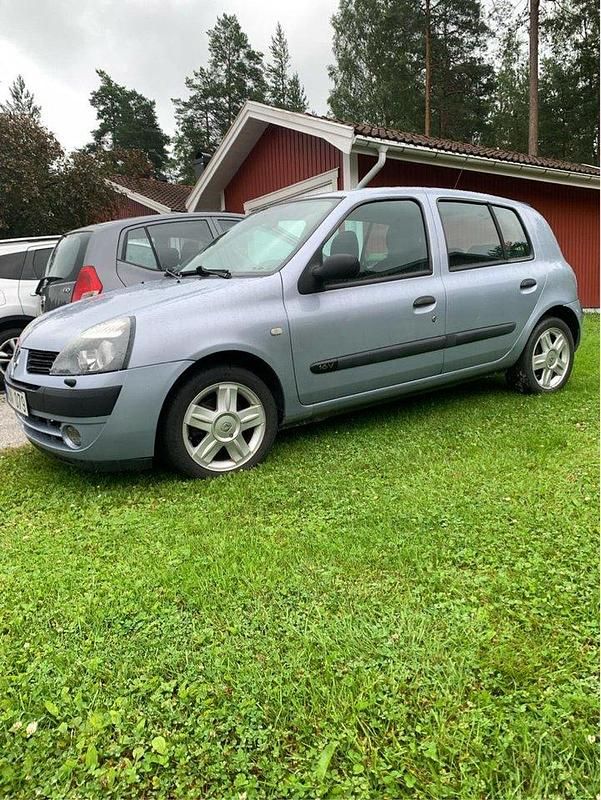 Grå Begagnad 2005 Renault Clio R.S. Expression Halvkombi | 8 000 kr (Bra pris) - Bild 1/1