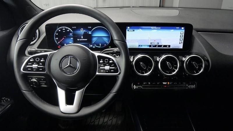 Begagnad Mercedes GLA200 163 HK (119 kW) 2021 Blå SUV