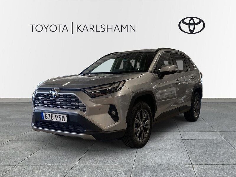 Silver Ny 2025 Toyota RAV4 Hybrid Executive SUV | 469 800 kr (Marknadspris) - Bild 1/4