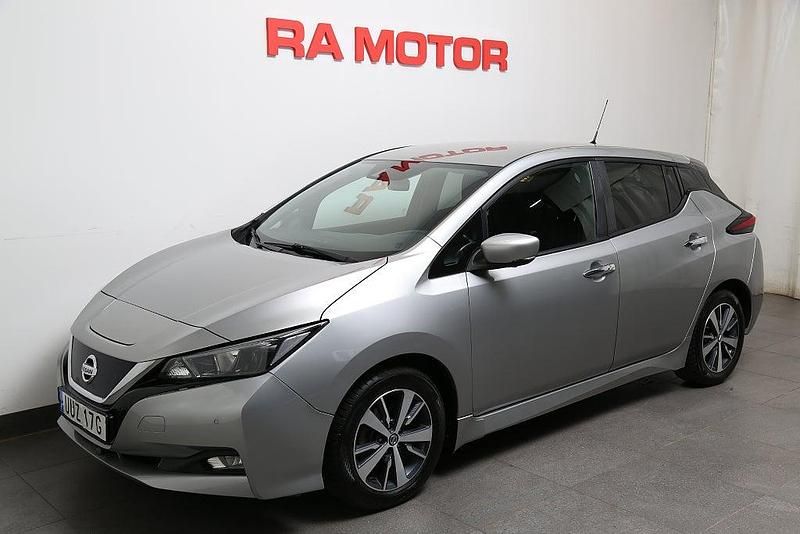 Silver Begagnad 2020 Nissan Leaf 360º Halvkombi | 148 700 kr (Marknadspris) - Bild 1/3