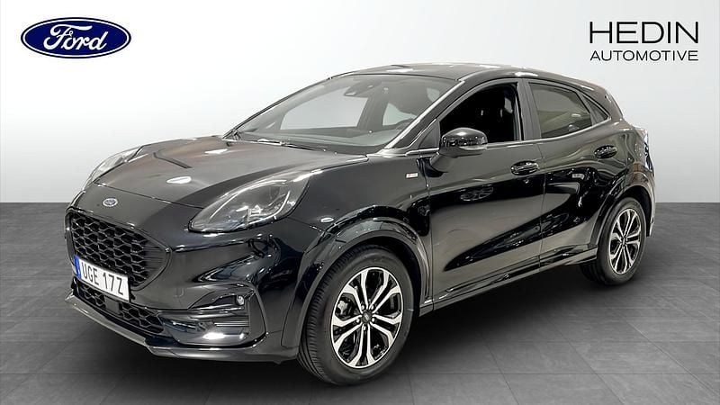Svart (black) Begagnad 2022 Ford Puma Gen-E ST-Line SUV | 229 900 kr (Marknadspris) - Bild 1/4