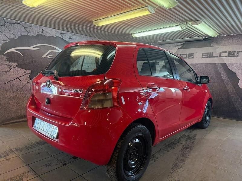 Begagnad Toyota Yaris 69 HK (50 kW) 2006 Röd