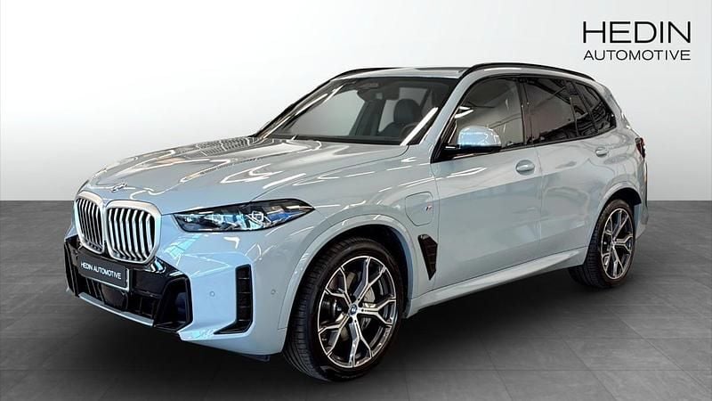 Grå (grey) Begagnad 2025 BMW X5 M Sport SUV | 998 700 kr - Bild 1/4