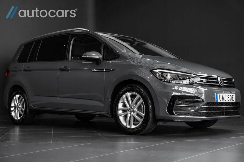 Grå Begagnad 2021 VW Touran R-line Minibuss | 379 000 kr (Marknadspris) - Bild 1/4