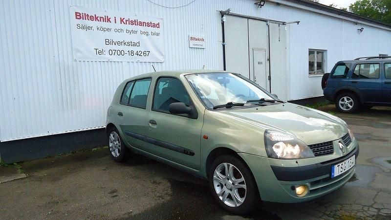 Grön Begagnad 2002 Renault Clio II Authentique Halvkombi | 18 500 kr (Marknadspris) - Bild 1/4