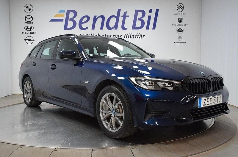 Blå Begagnad 2022 BMW 330e Sport Line Kombi | 329 500 kr (Bra pris) - Bild 1/4