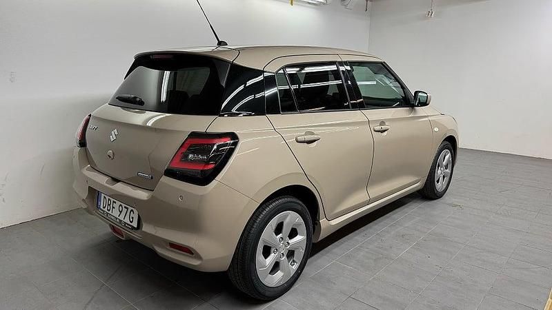 Begagnad Suzuki Swift 83 HK (61 kW) 2024 Caravan ivory Halvkombi