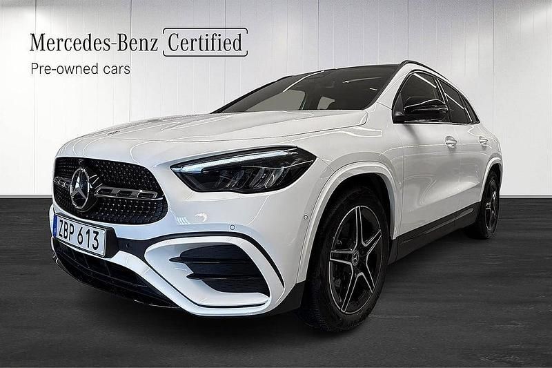 Vit Begagnad 2024 Mercedes GLA200 AMG SUV | 429 000 kr (Marknadspris) - Bild 1/4