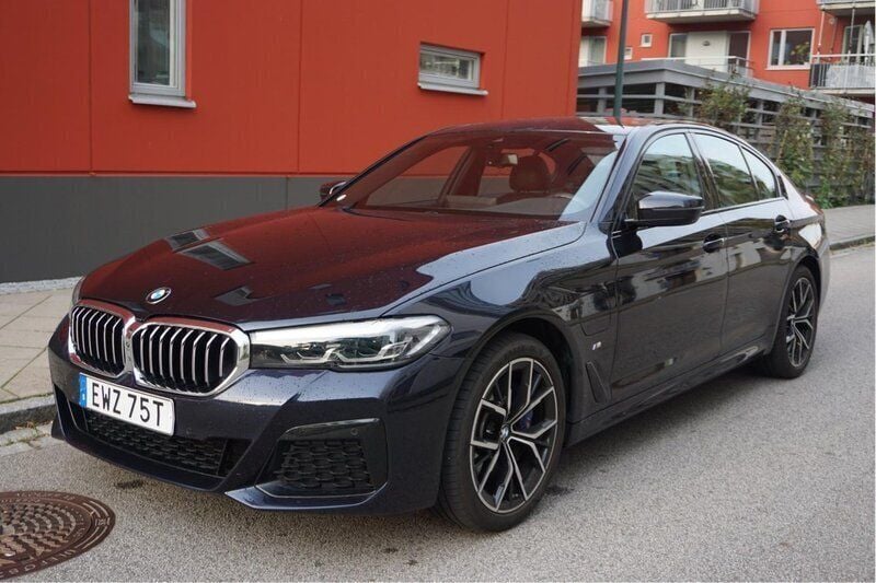 Svart Begagnad 2021 BMW 530e M Sport Sedan | 379 000 kr (Superpris) - Bild 1/4