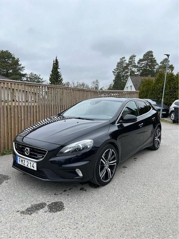 Svart Begagnad 2015 Volvo V40 R-Design Kombi | 142 990 kr (Marknadspris) - Bild 1/4