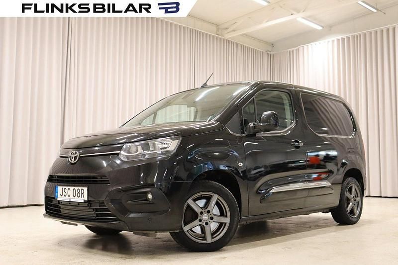 Svart (svart metallice) Begagnad 2020 Toyota Proace City Van | 229 900 kr (Dyr) - Bild 1/4