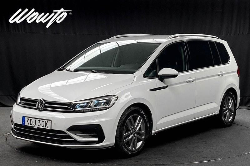 Vit Begagnad 2021 VW Touran R-line Minibuss | 294 800 kr (Marknadspris) - Bild 1/3