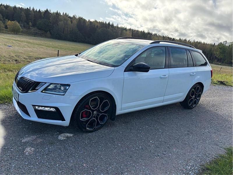 Vit Begagnad 2018 Skoda Octavia RS Kombi | 200 000 kr (Dyr) - Bild 1/3