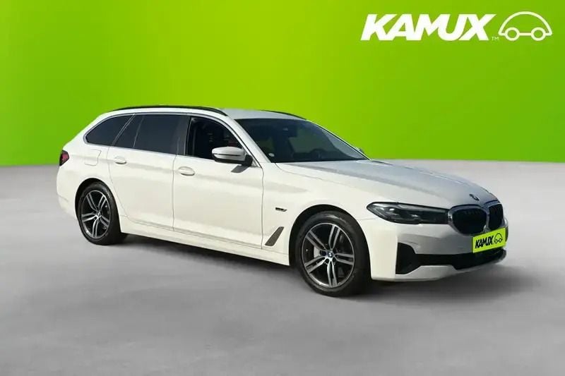 Vit Begagnad 2022 BMW 530e Kombi | 314 300 kr (Superpris) - Bild 1/4