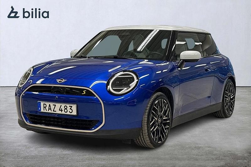 Begagnad Mini Cooper SE Favoured 160 kW (218 HK) 2023 Blå Halvkombi