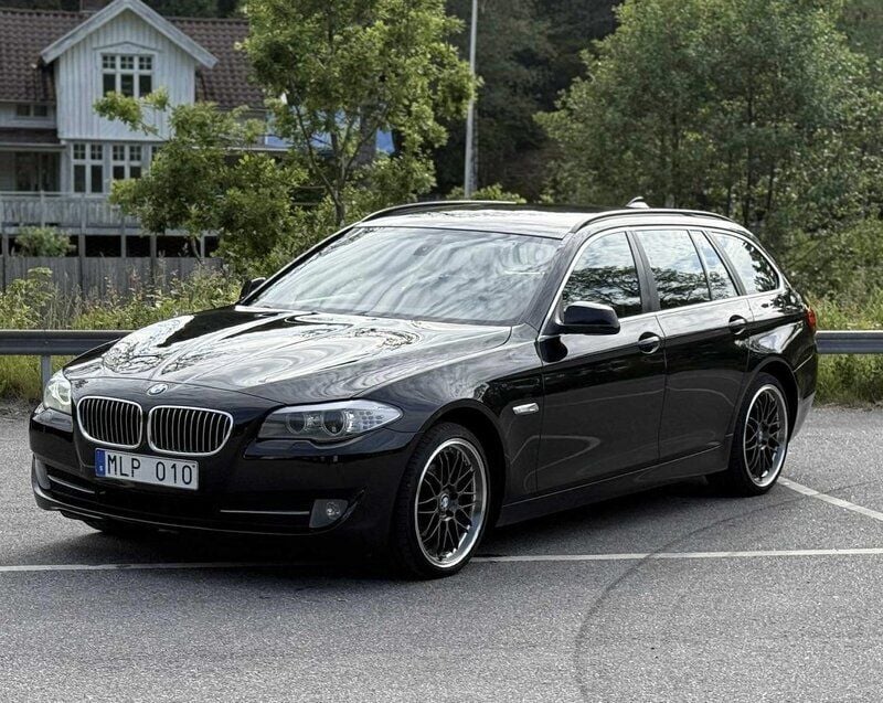 Svart Begagnad 2011 BMW 520 Kombi | 85 000 kr (Marknadspris) - Bild 1/4