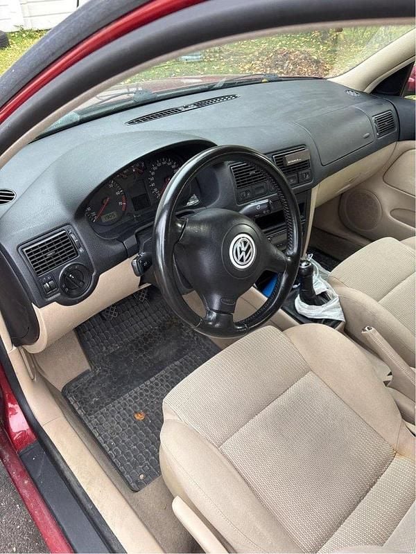 Röd Begagnad 2000 VW Golf IV Highline Halvkombi | 14 500 kr (Marknadspris) - Bild 1/4