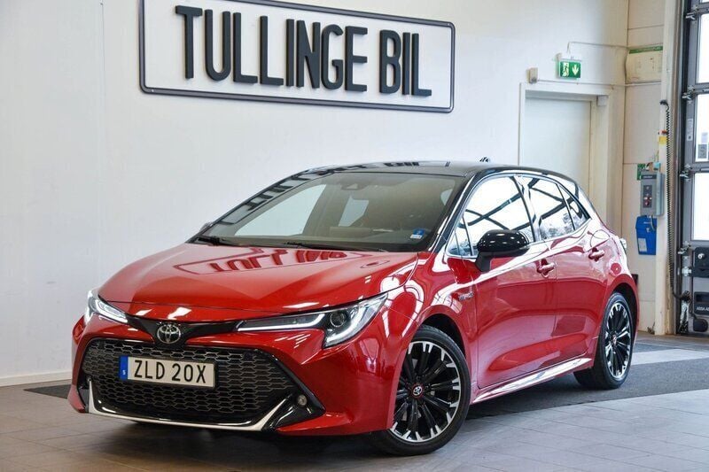 Röd Begagnad 2021 Toyota Corolla Hybrid Sport Halvkombi | 257 900 kr (Marknadspris) - Bild 1/4