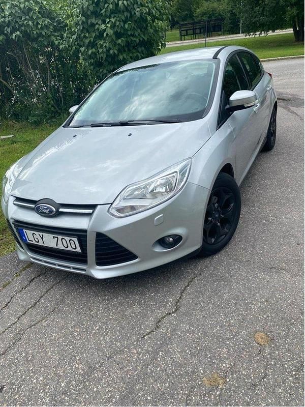Grå Begagnad 2011 Ford Focus Trend Halvkombi | 48 000 kr (Marknadspris) - Bild 1/4