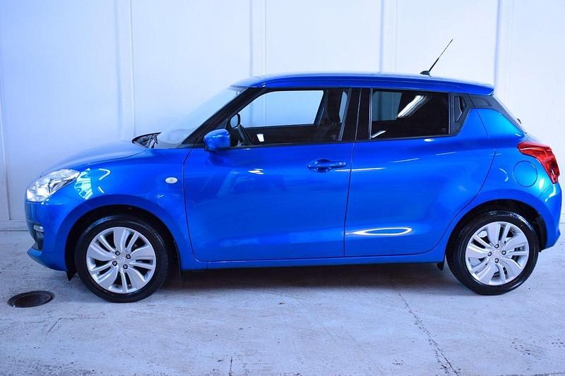Blå Begagnad 2020 Suzuki Swift Halvkombi | 129 900 kr (Marknadspris) - Bild 1/4