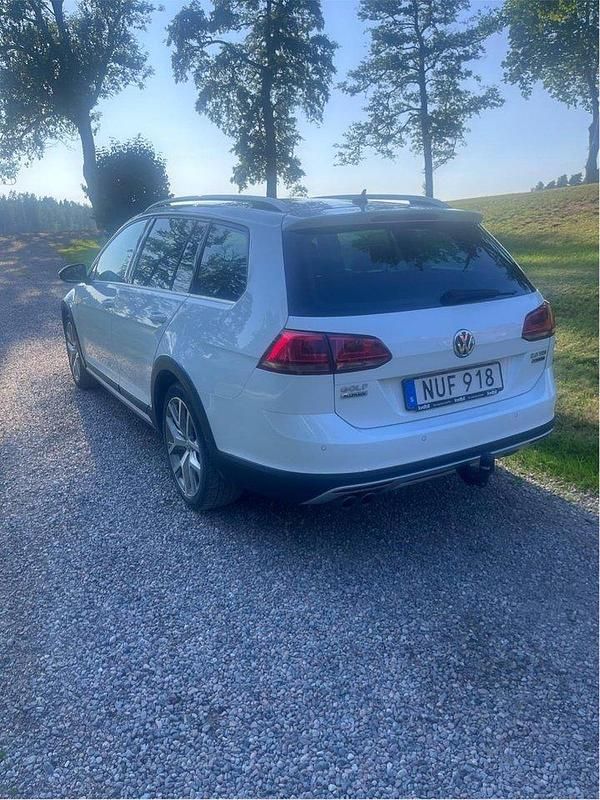 Vit Begagnad 2016 VW Golf Alltrack Kombi | 110 000 kr (Marknadspris) - Bild 1/4