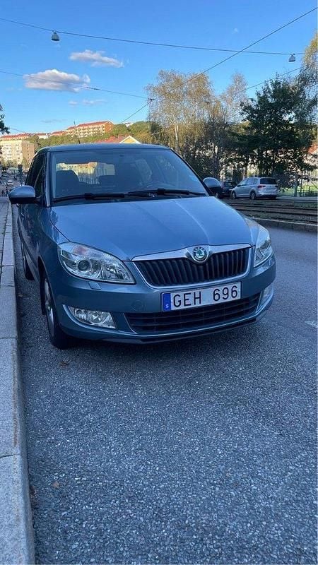Grå Begagnad 2011 Skoda Fabia Elegance Halvkombi | 57 000 kr (Marknadspris) - Bild 1/4