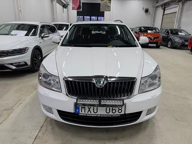 Vit Begagnad 2012 Skoda Octavia Elegance Kombi | 89 000 kr (Marknadspris) - Bild 1/4