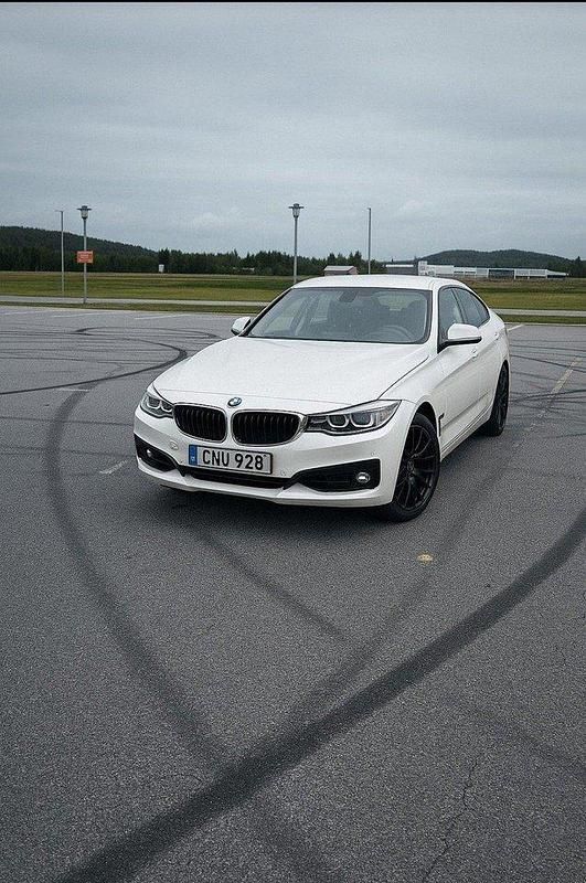 Vit Begagnad 2016 BMW 320 Halvkombi | 157 000 kr (Superpris) - Bild 1/4